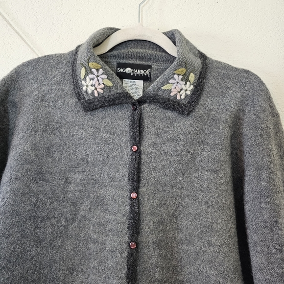Sag Harbor Wool Blend, Embroidered Grandma cottage Cardigan! Size Large. - Picture 4 of 10